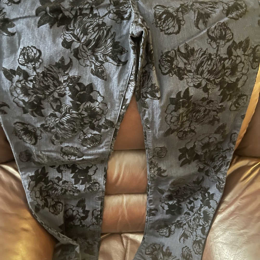 Bandolino Mandie Dark Floral Jeans - Picture 6 of 7